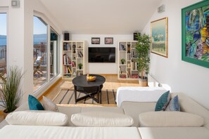 Departamento, 2 habitaciones | Área de sala de estar | Televisión de pantalla plana de 107 cm con canales por cable 