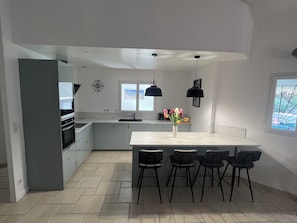 Fridge, microwave, oven, stovetop - Large 12-person villa with heated pool near Porto-Vecchio & dream beach (Porto-Vecchio, Corse)