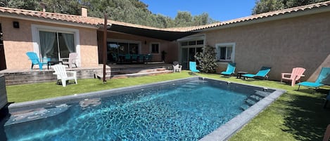 Una piscina al aire libre, una piscina climatizada