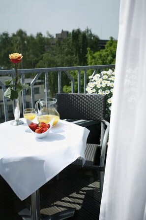 Classic Single Room, Private Bathroom | Balcony view - Hotel Regina (Cologne)