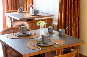 Habitación individual clásica, baño privado | Restaurante