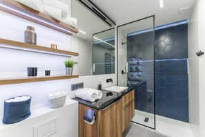 Deluxe-Studiosuite | Badezimmer | Dusche, kostenlose Toilettenartikel, Haartrockner, Handtücher
