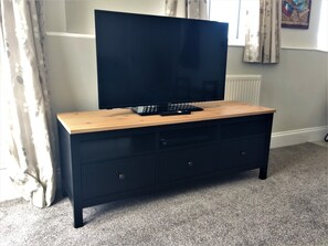 Deluxe Apartment, Sea View | Living area | Flat-screen TV - Seagulls Loft (Ilfracombe)