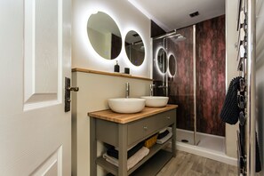 Departamento Deluxe, vista al mar | Baño | Regadera, regadera tipo lluvia, secadora de cabello, toallas 