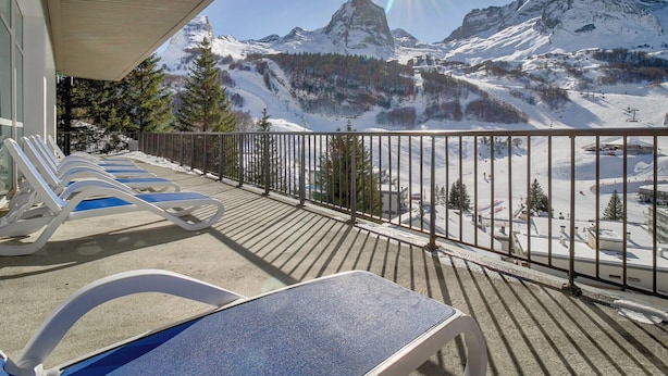 A balcony with sun loungers overlooking a snowy mountain landscape. - Belambra Clubs Gourette - Lou Sarri (Eaux-Bonnes)
