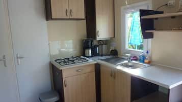 Mobile Home (6 Pers) | Private kitchenette | Fridge, microwave, stovetop, coffee/tea maker