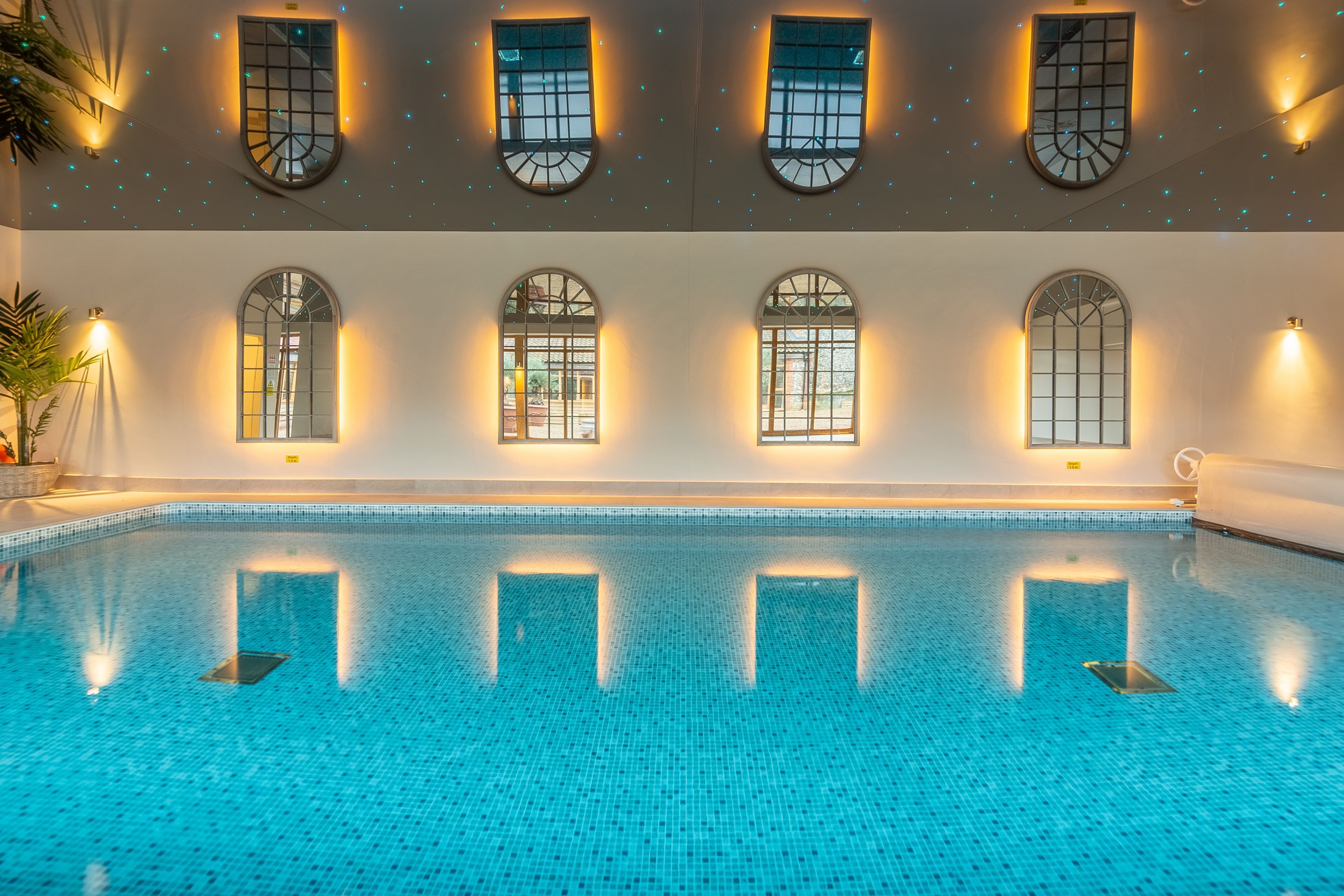 Una piscina cubierta, una piscina climatizada