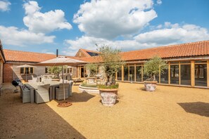 Outdoor dining - Fallow Folly, Little Massingham, Norfolk (Little Massingham)