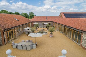 Outdoor dining - Red Stag Lodge, Little Massingham, Norfolk (Little Massingham)