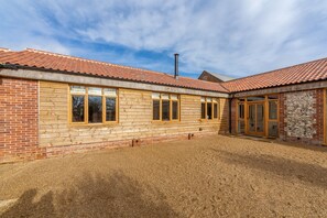 Exterior - Red Stag Lodge, Little Massingham, Norfolk (Little Massingham)