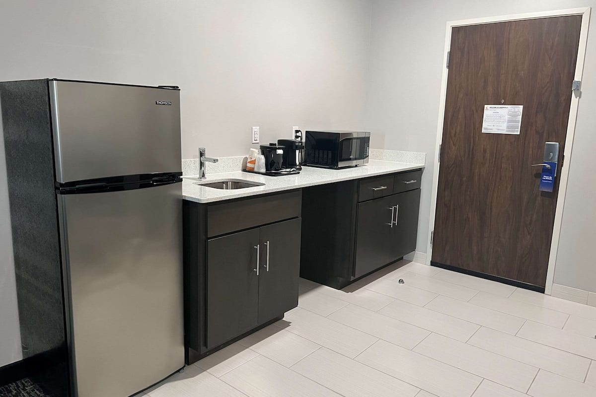 1 bedroom, individually decorated, individually furnished, desk