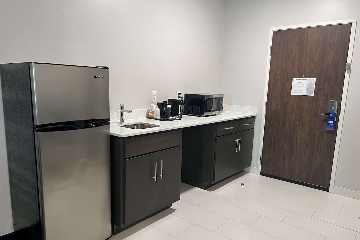 1 bedroom, individually decorated, individually furnished, desk