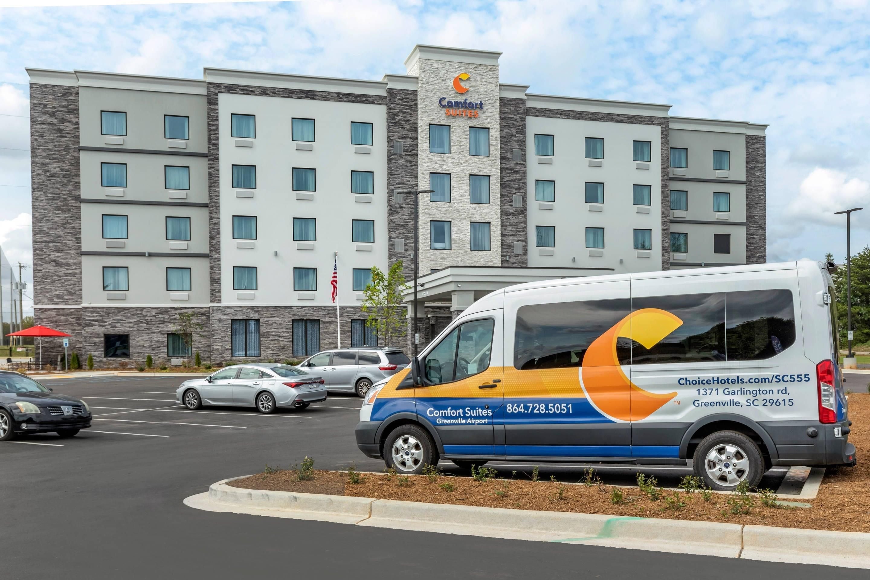 Un hôtel à plusieurs étages au design moderne, reconnaissable à son grand panneau « Comfort Suites ».
