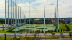 Ein großer Sportkomplex mit mehreren Spielfeldern und hohen Lichtmasten.