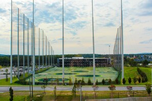Ein großer Sportkomplex mit mehreren Spielfeldern und hohen Lichtmasten.
