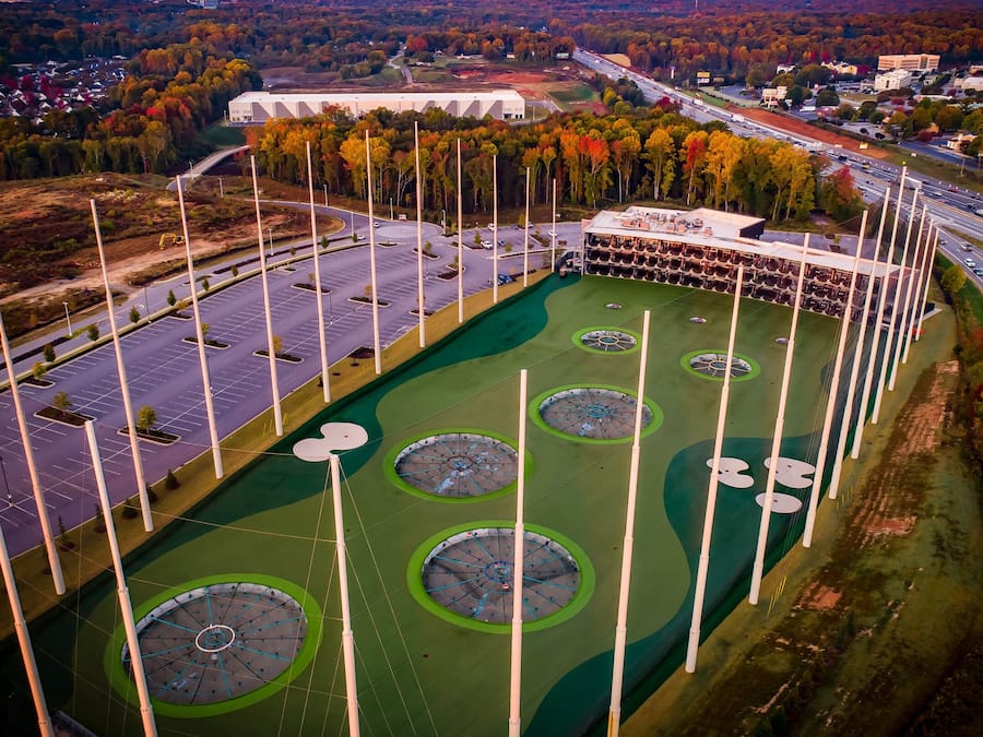 Luchtbeeld van een sportcomplex met diverse sportvelden, een ruim parkeerterrein en een stadion.