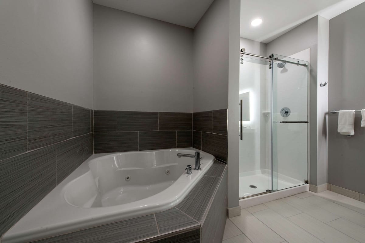 studio suite, non smoking, jetted tub | 1 bedroom, individually decorated, individually furnished, desk