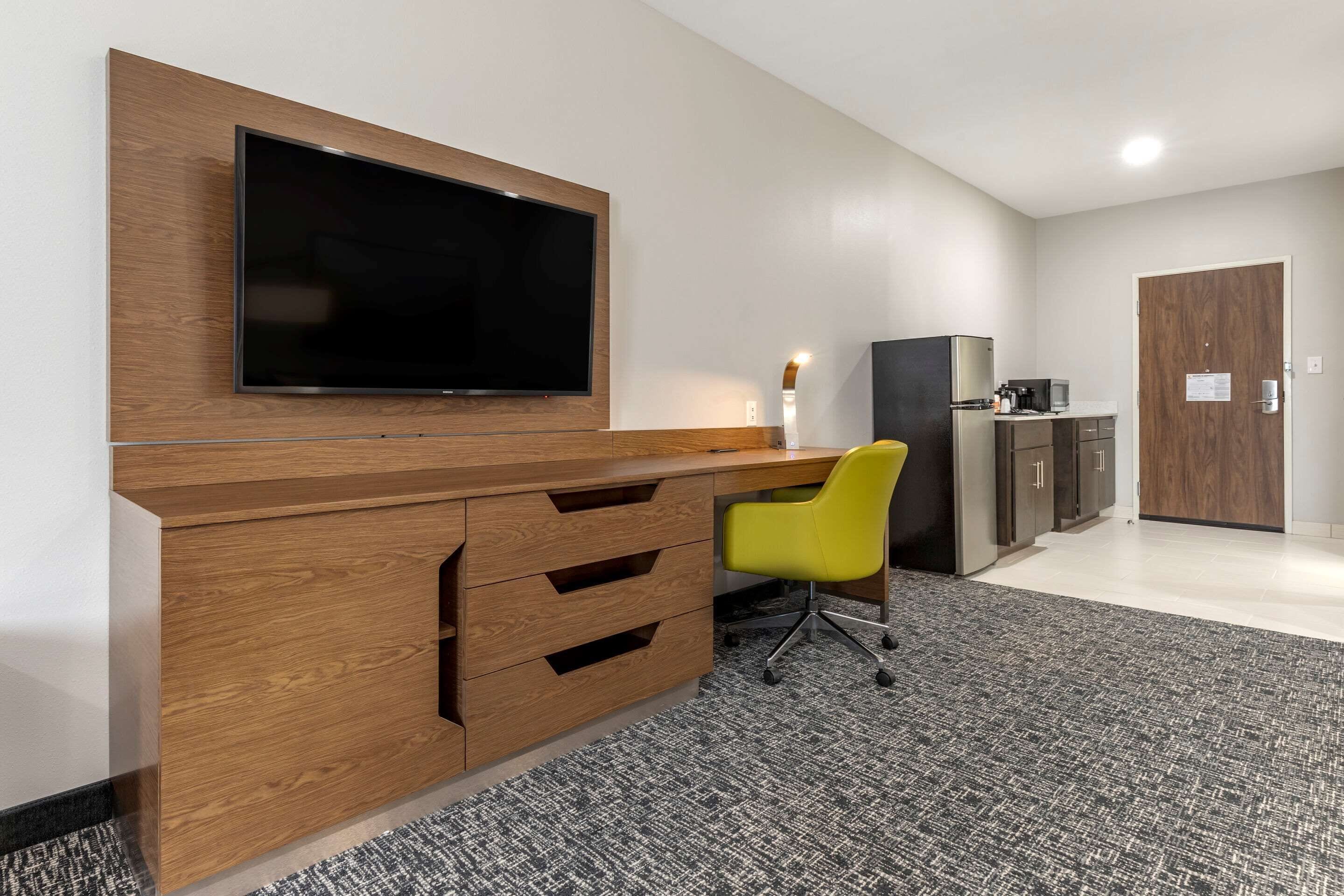 1 bedroom, individually decorated, individually furnished, desk