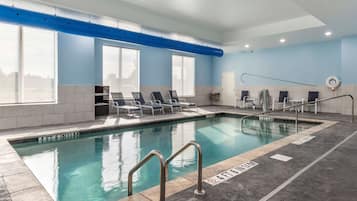 Indoor pool, sun loungers