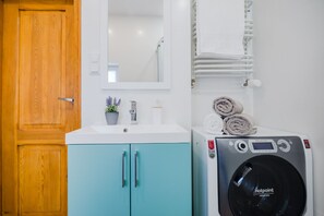 Apartment, 1 Schlafzimmer | Badezimmer | Dusche, Haartrockner, Handtücher, Shampoo