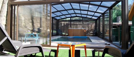 Deluxe villa, toegang tot zwembad (Ángeles) | Woonruimte | Een smart-tv, een open haard, een videogameconsole en een dvd-speler