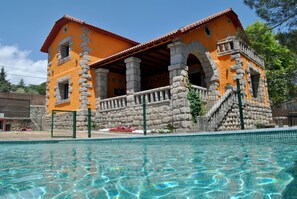 Deluxe villa, toegang tot zwembad (Adela) | Woonruimte | Een smart-tv, een open haard, een videogameconsole en een dvd-speler