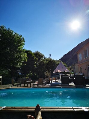 Piscina stagionale all'aperto, lettini