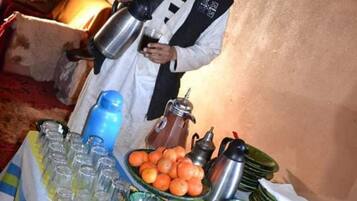 Sarapan, makan tengah hari, makan malam dihidangkan; masakan tempatan