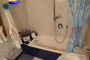Deluxe Double Room (Lavanda) | Bathroom | Free toiletries, hair dryer, bathrobes, slippers