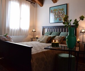 Deluxe tweepersoonskamer (Rosa Verde) | Een minibar, een kluis op de kamer, individueel gedecoreerd