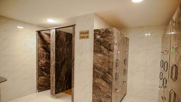 Couples treatment rooms, sauna, hot tub, steam room, Turkish bath