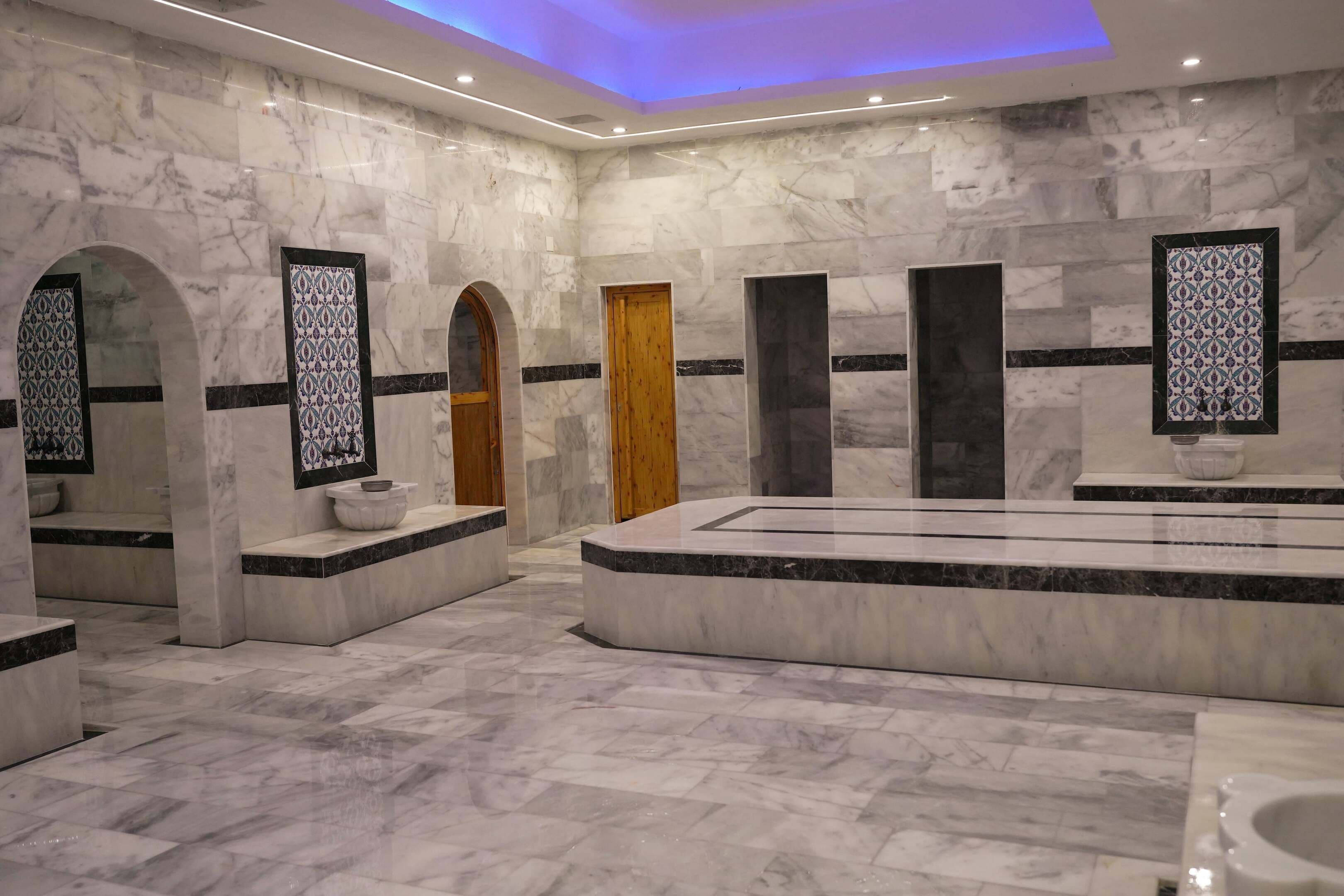 Couples treatment room(s), sauna, hot tub, steam room