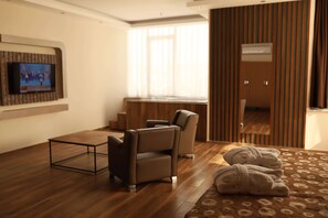 Presidential-Zimmer | Hochwertige Bettwaren, Minibar, Zimmersafe, Schreibtisch