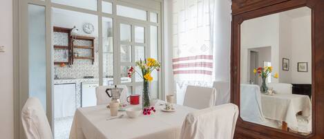 Appartement, 2 chambres, balcon | Restauration dans la chambre