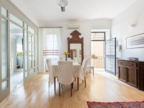 Apartment, 2 Schlafzimmer, Balkon | Essbereich im Zimmer
