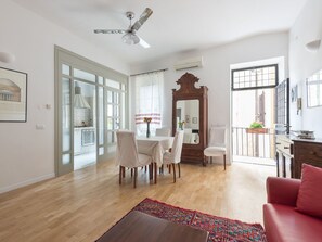 Apartment, 2 Schlafzimmer, Balkon | Essbereich im Zimmer