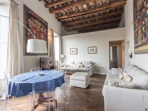 Apartment, 3 Schlafzimmer, Balkon, Stadtblick | Wohnbereich | 32-Zoll-Flachbildfernseher mit Digitalempfang, Fernseher