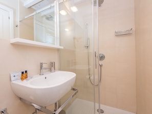 Apartment, 3 Bedrooms, Balcony, City View | Bathroom | Shower, hair dryer, bidet, towels