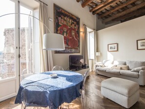 Apartment, 3 Schlafzimmer, Balkon, Stadtblick | Wohnbereich | 32-Zoll-Flachbildfernseher mit Digitalempfang, Fernseher