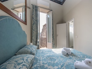 Apartment, 3 Schlafzimmer, Balkon, Stadtblick | 3 Schlafzimmer, kostenloses WLAN, Bettwäsche