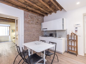 Appartement, 1 chambre | Cuisine privée | Grand réfrigérateur, micro-ondes, four, plaque de cuisson