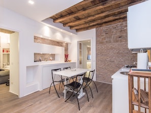 Appartement, 1 slaapkamer | Privékeuken | Een koelkast/vriezer, een magnetron, een oven, een kookplaat