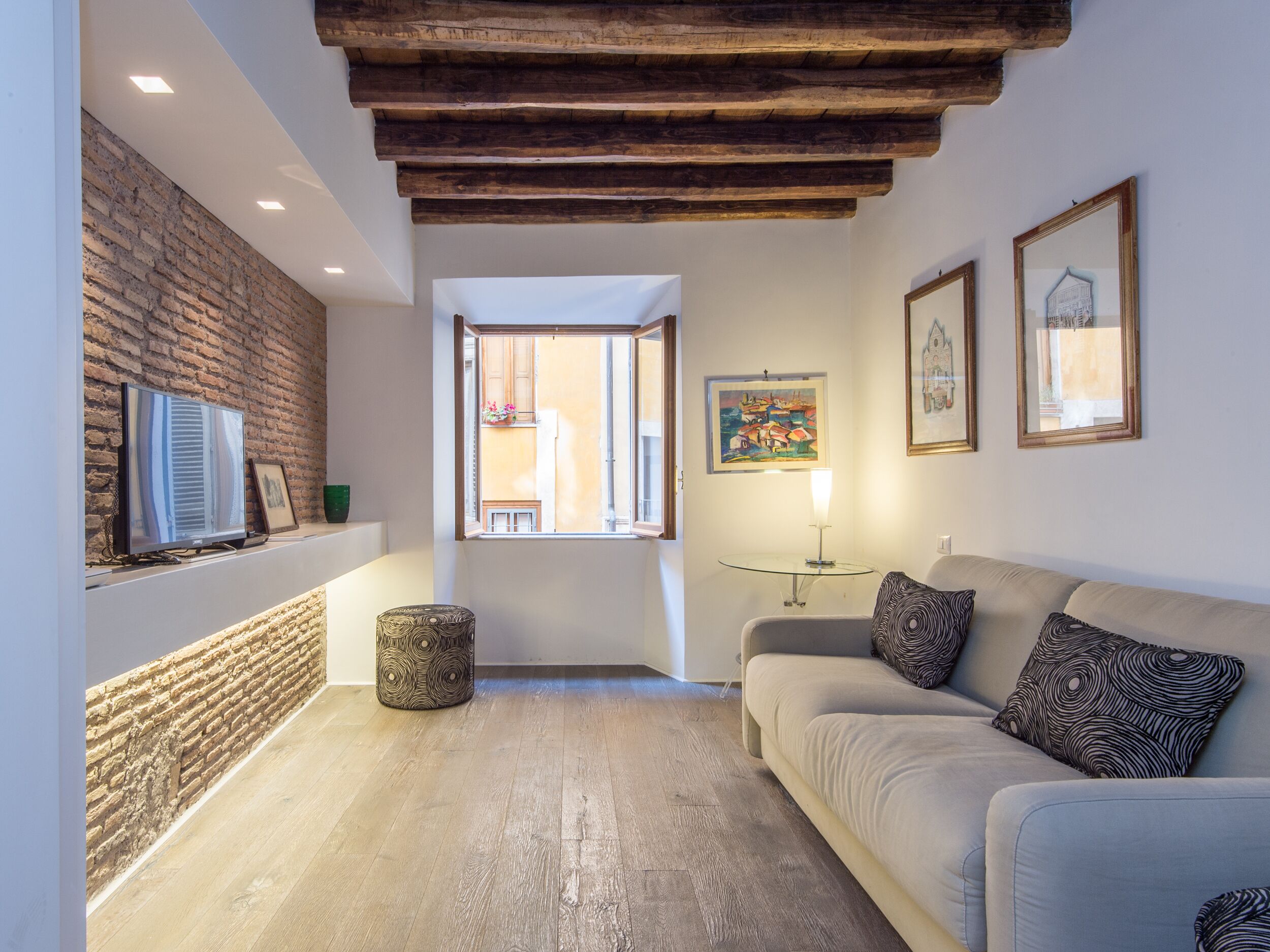 Apartamento, 1 quarto | Área de estar | TV de tela plana 32 polegadas com canais digitais, TV