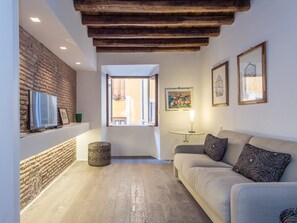 Appartement, 1 slaapkamer | Woonruimte | Een 32-inch flatscreentelevisie met digitale zenders en een televisie