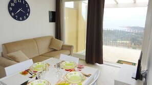 Apartamento, 1 habitación, acceso a la piscina, vistas al mar | Sala de estar