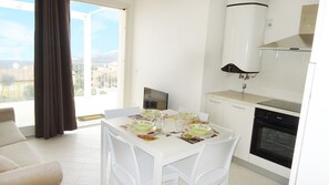 Appartement, 1 chambre, accès piscine, vue mer | Salle de séjour