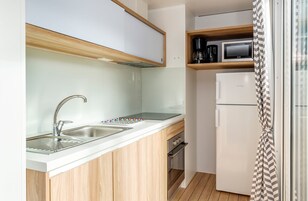 Cabin (Stångåstuga) | Private kitchen | Full-size fridge, microwave, stovetop, coffee/tea maker