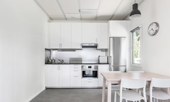 Coffee/tea maker, full-size fridge, microwave, stovetop
