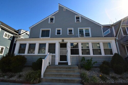 2BR Condo in Heart of Downtown -- Walk to Beach & Shopping