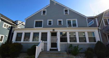 2BR-huoneisto keskustan sydämessä - Kävele rannalle ja ostoksille